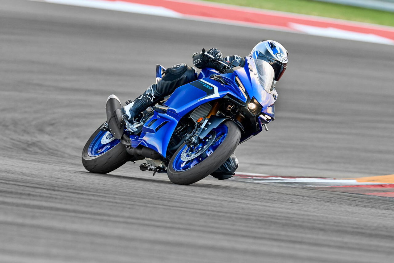 La Yamaha R3 2025, con 42 CV, es una deportiva ágil y versátil ideal para el A2.