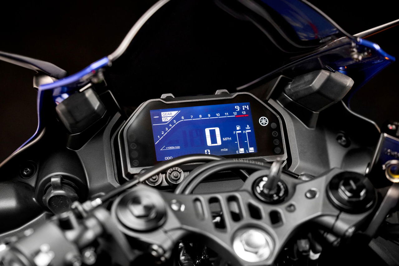 Pantalla digital de la Yamaha R3, muestra información clara y precisa para el piloto.