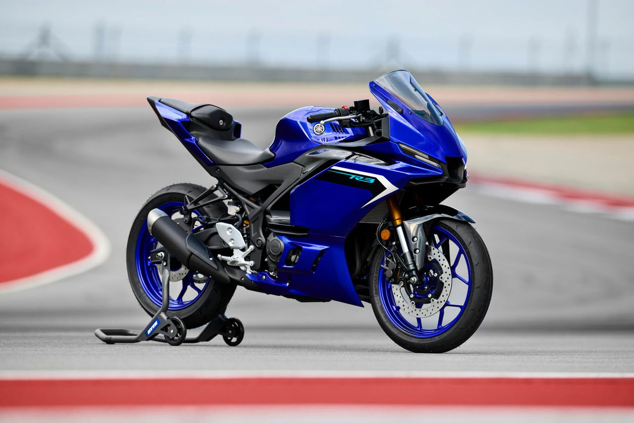 La Yamaha R3 2025 destaca por su diseño aerodinámico y rendimiento sobresaliente.