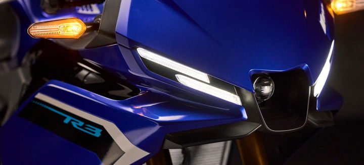 La Yamaha R3 2025 se presenta con un diseño agresivo y moderno, lista para ofrecer gran rendimiento.