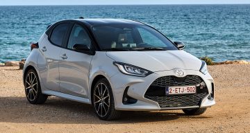 El Toyota Yaris se presenta elegante y moderno, ideal para la ciudad.