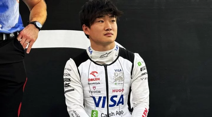 Yuki Tsunoda en el Yas Marina Circuit, listo para la carrera.