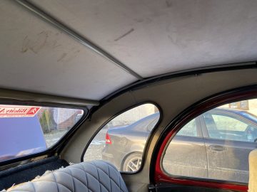 Vista del interior trasero del 2CV Charleston, destaca su diseño retro.