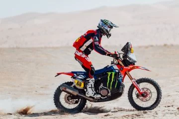 Tosha Schareina en acción durante el Dakar 2025, mostrando destreza en dunas difíciles.