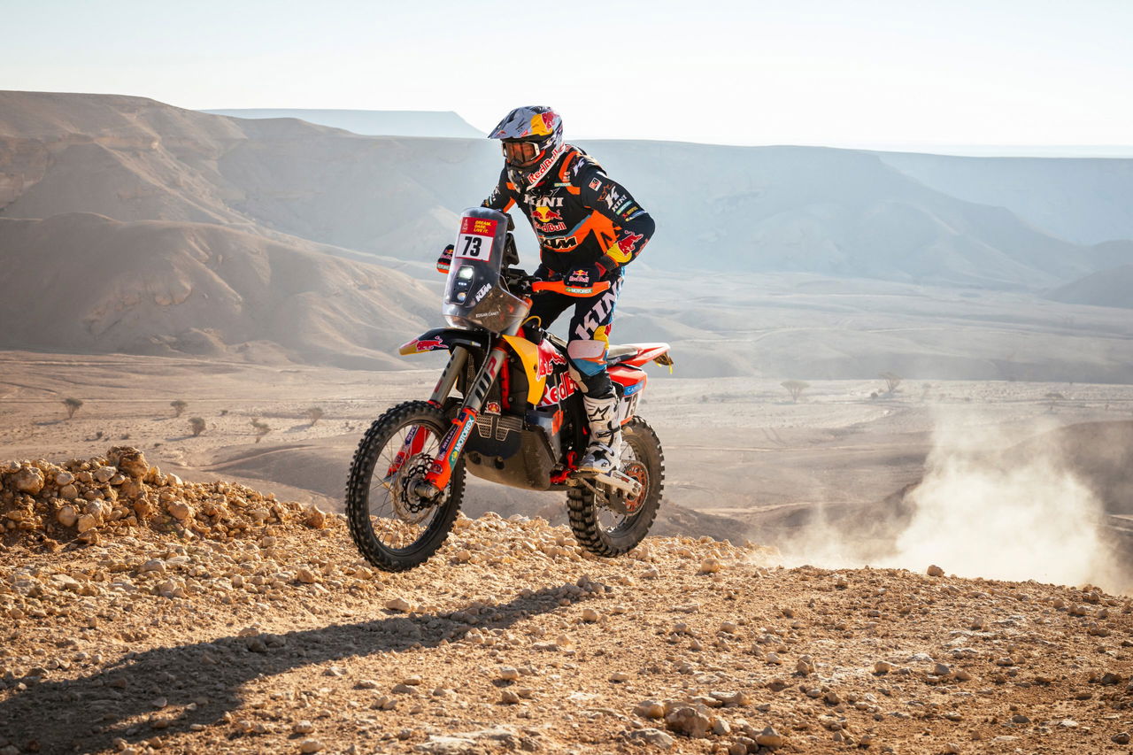 Tosha Schareina celebra su victoria en la durísima etapa del Dakar 2025.