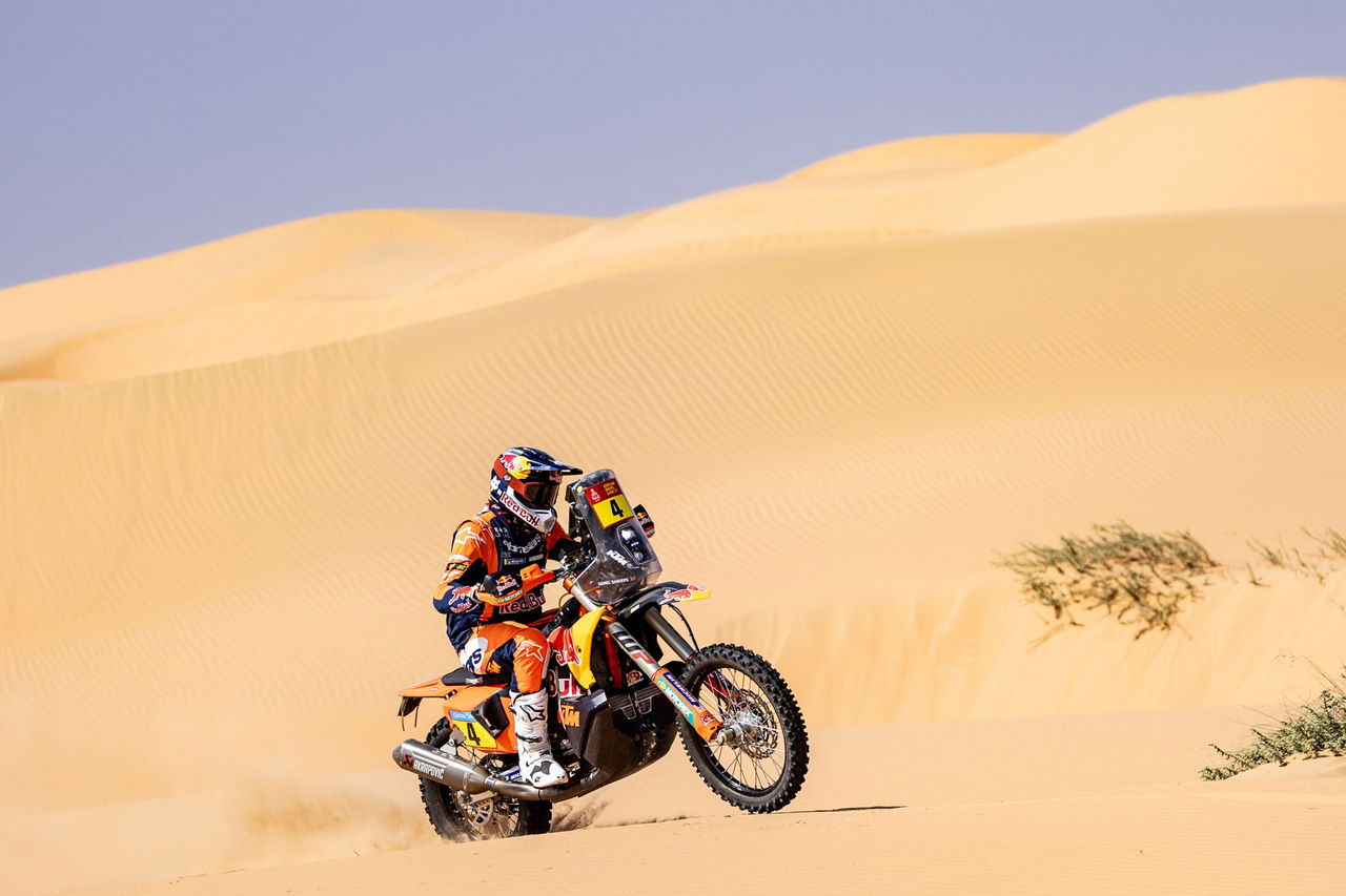 Tosha Schareina celebra su victoria en la etapa del Dakar 2025.