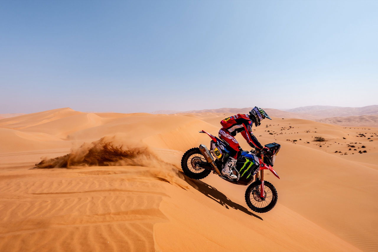 Daniel Sanders destaca en el Rally Dakar 2025, recuperando un tuareg para KTM.