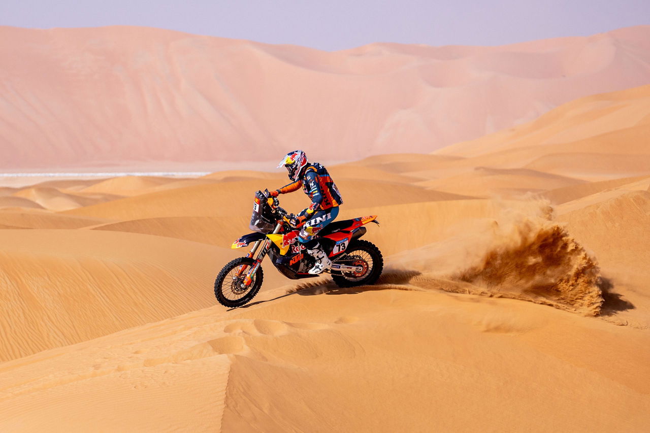 Daniel Sanders de KTM se impone en las dunas, mostrando un dominio impresionante.