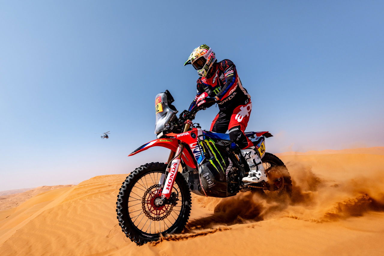 Daniel Sanders domina el desierto en el Rally Dakar 2025 con su KTM