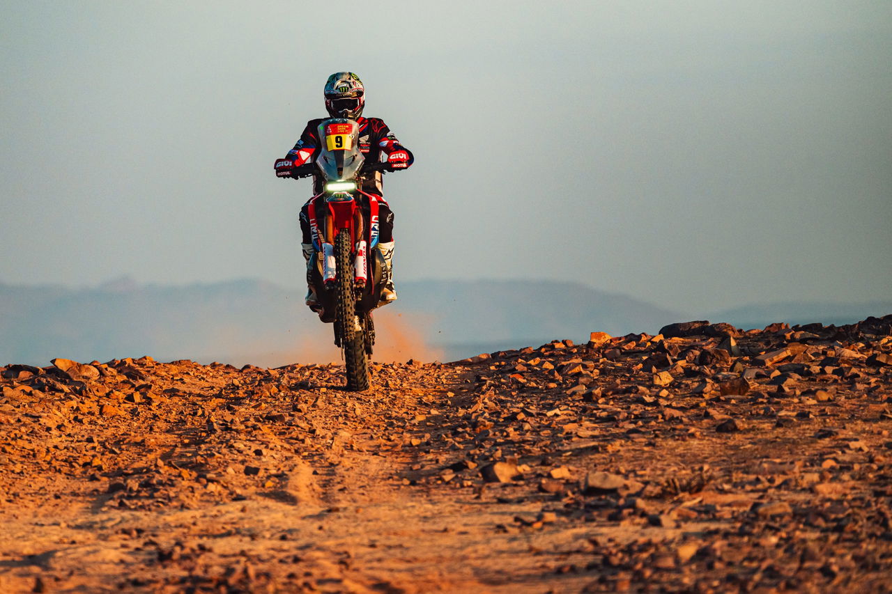 Ricky Brabec protagoniza una impresionante escena en el Dakar 2025 con su moto. 