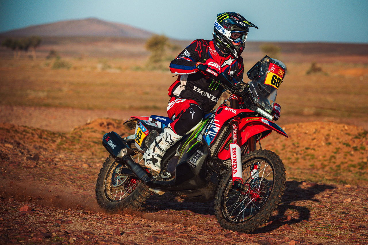 Daniel Sanders navega en su Honda durante el Dakar 2025, mostrando su destreza en el terreno. 