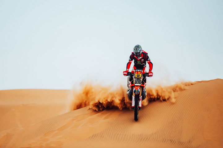 Tosha Schareina compitiendo en el Dakar 2025, mostrando destreza en las dunas.