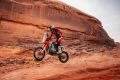 Tosha Schareina en acción, saltando en su moto en el Dakar 2025.