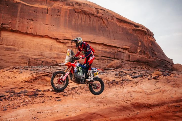 Tosha Schareina en acción, saltando en su moto en el Dakar 2025.