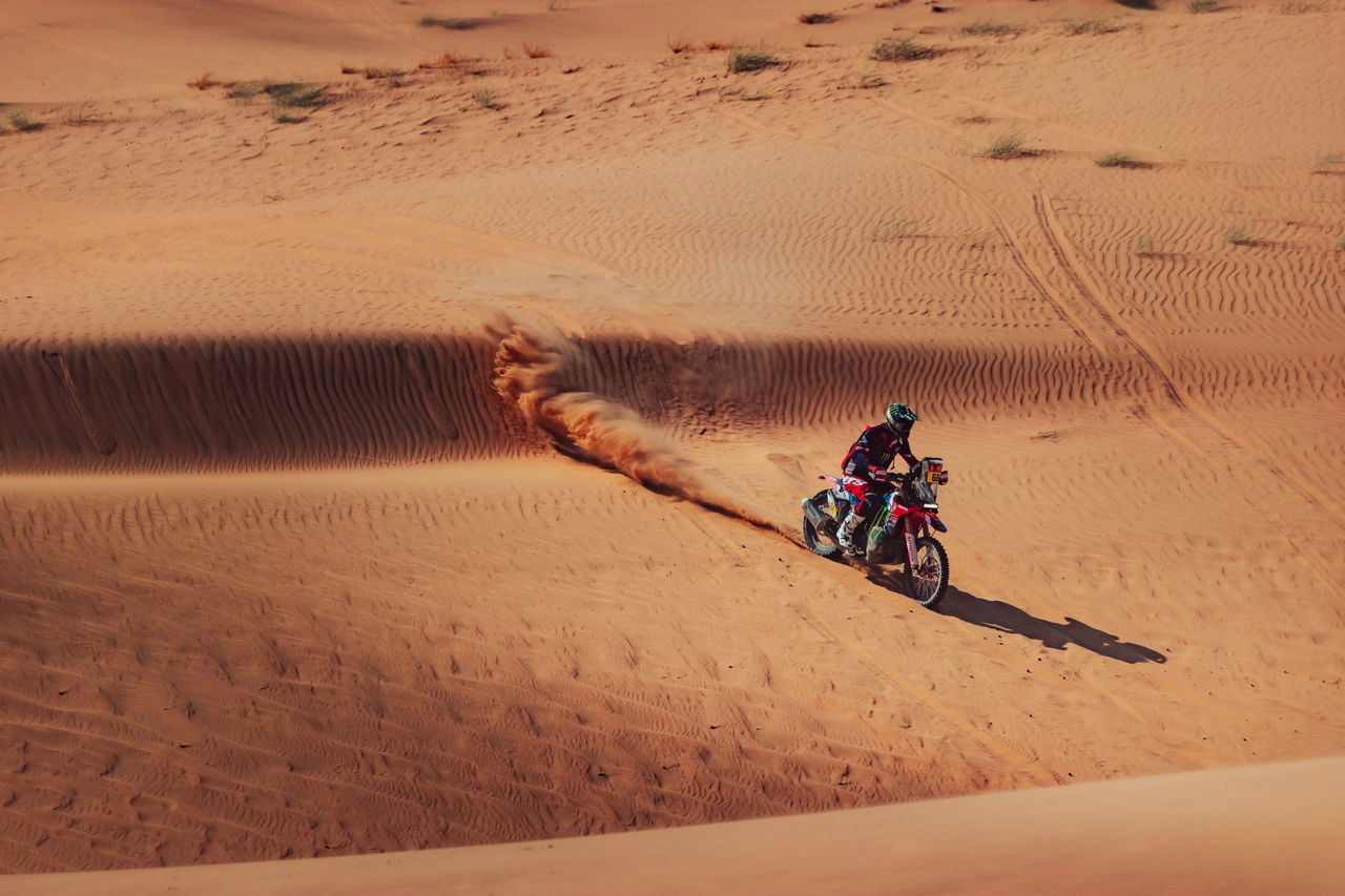 Daniel Sanders domina el desierto en la Etapa de 48 Horas del Dakar 2025.