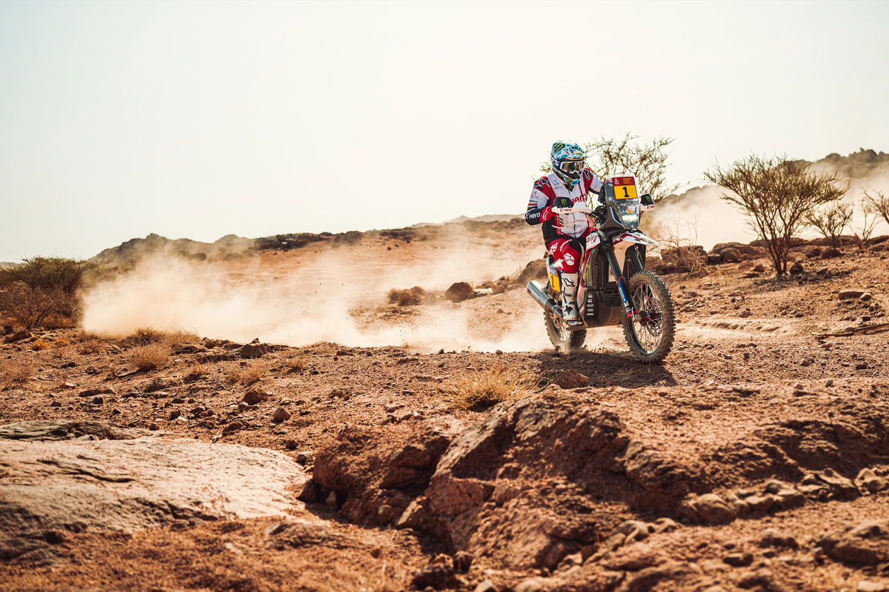 Daniel Sanders, con su KTM, brilla en la exigente Etapa de 48 Horas del Dakar 2025.