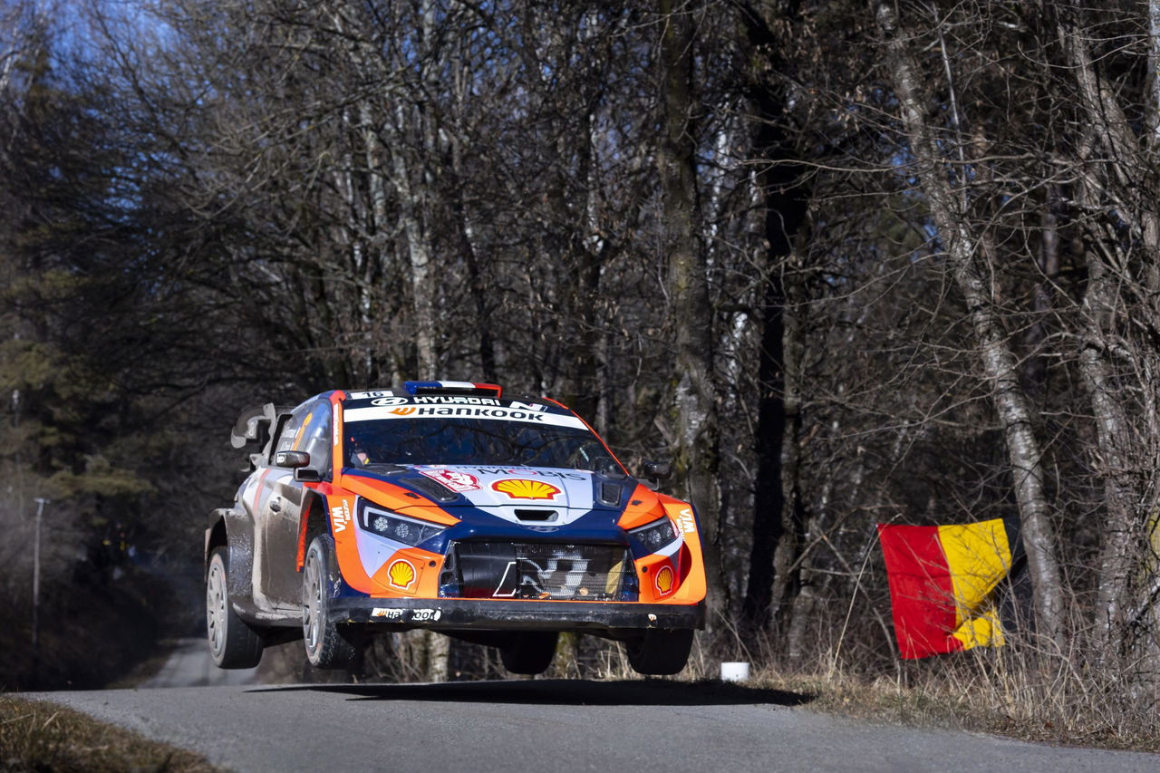 Adrien Fourmaux de Hyundai en acción, mostrando su destreza en el Rally.