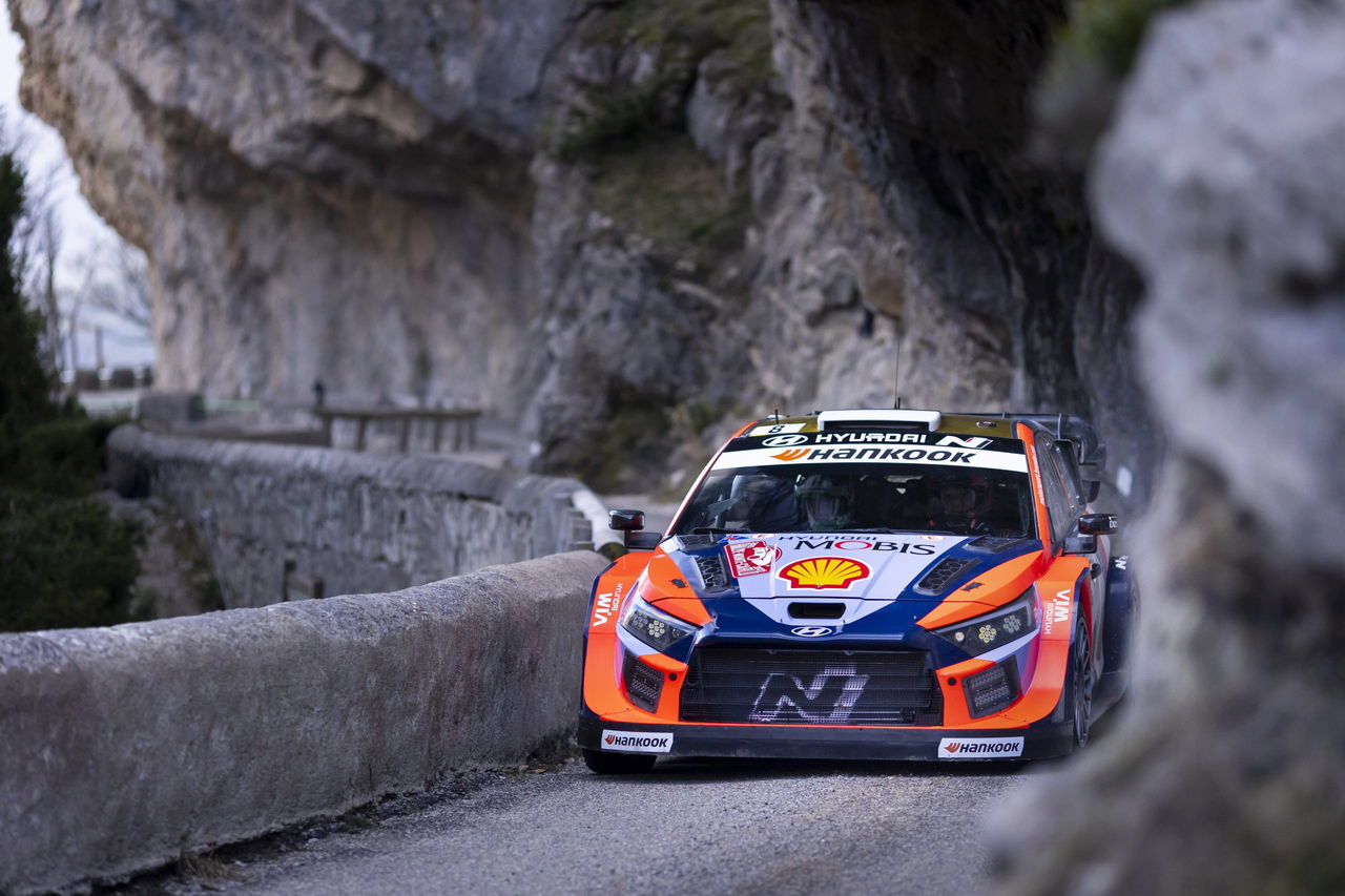 Hyundai aborda la curva con precisión en el Rally de Monte-Carlo.