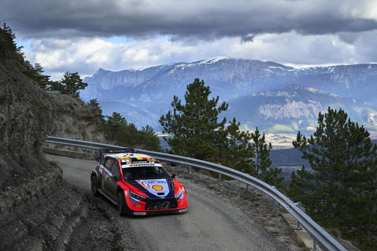 El coche de Sébastien Ogier en acción en el Rally de Monte-Carlo.