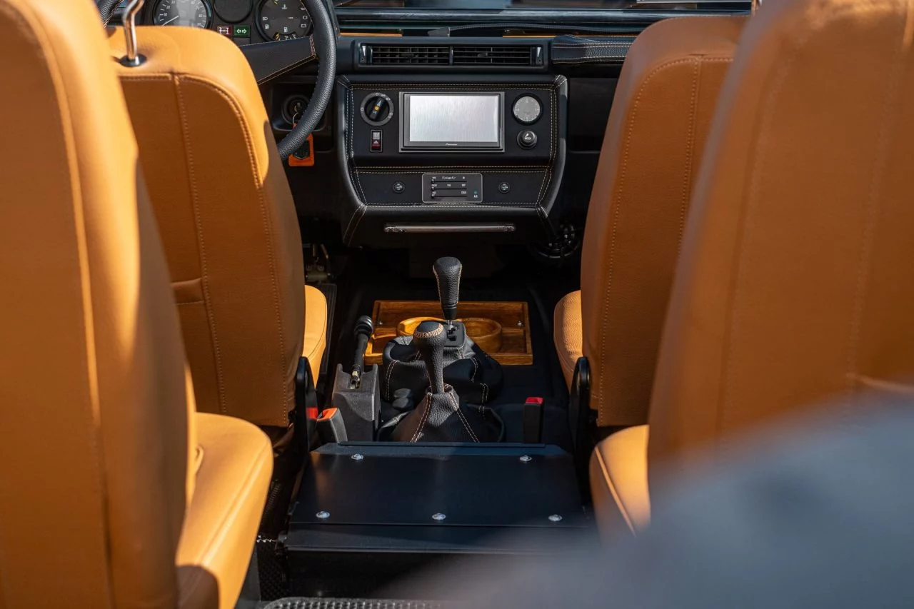 Vista del interior del Mercedes 250 GD, destacando sus asientos clásicos y detalles de diseño.