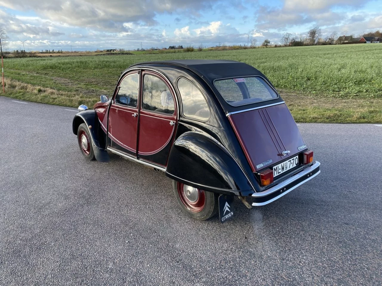 Vista trasera y lateral del clásico Citroën 2CV Charleston