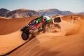 Yazeed Al-Rajhi y Nasser Al-Attiyah dominan en las dunas, mostrando fuerza en su vehículo.