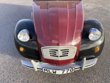 Vista frontal del icónico 2CV Charleston, destacando su diseño clásico y elegante.