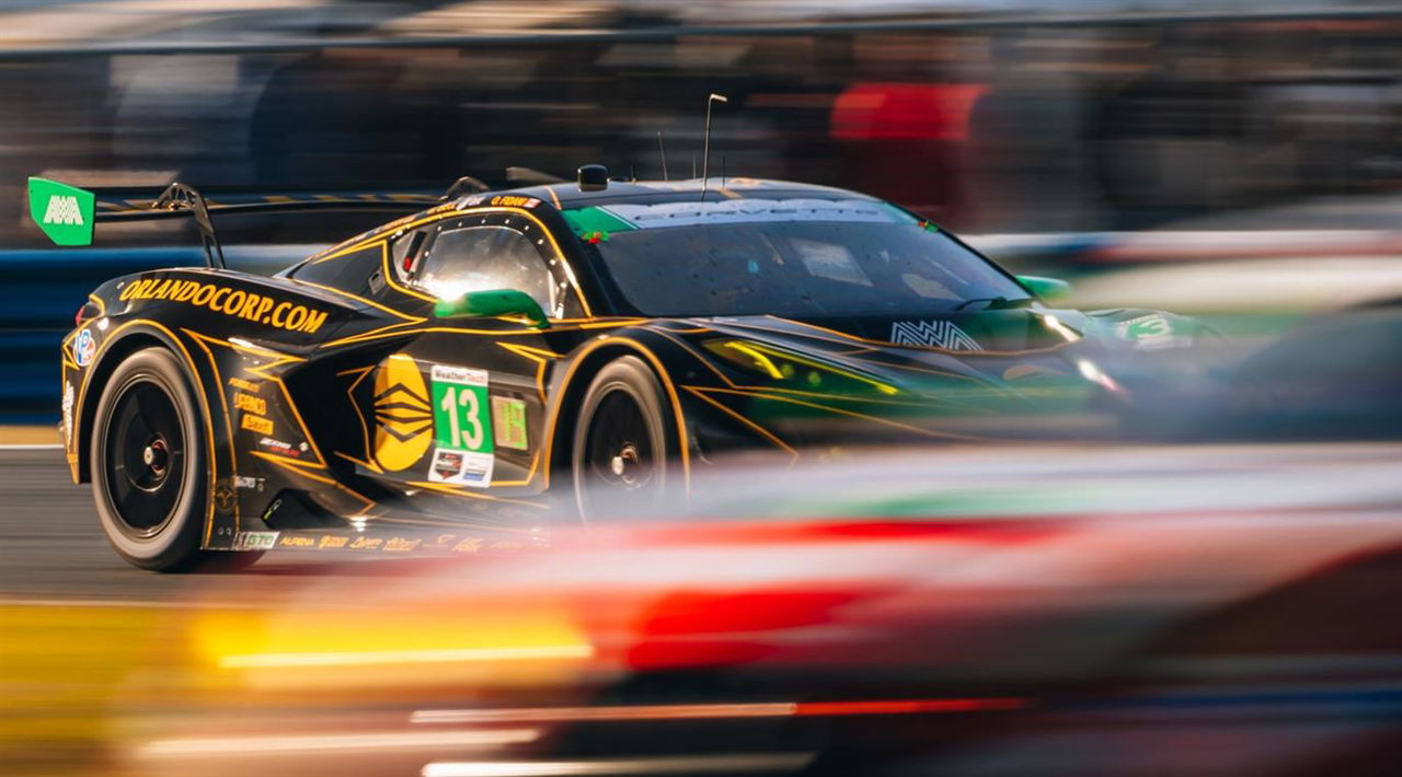 El coche de competición destaca por su aerodinámica y colores vibrantes.