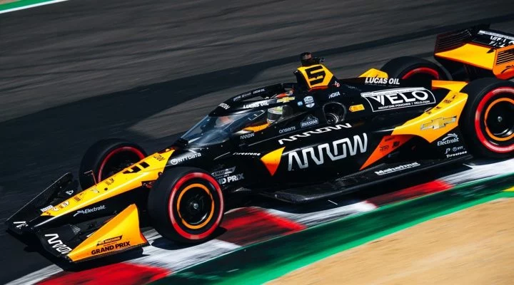 Arrow McLaren IndyCar en acción en circuito.