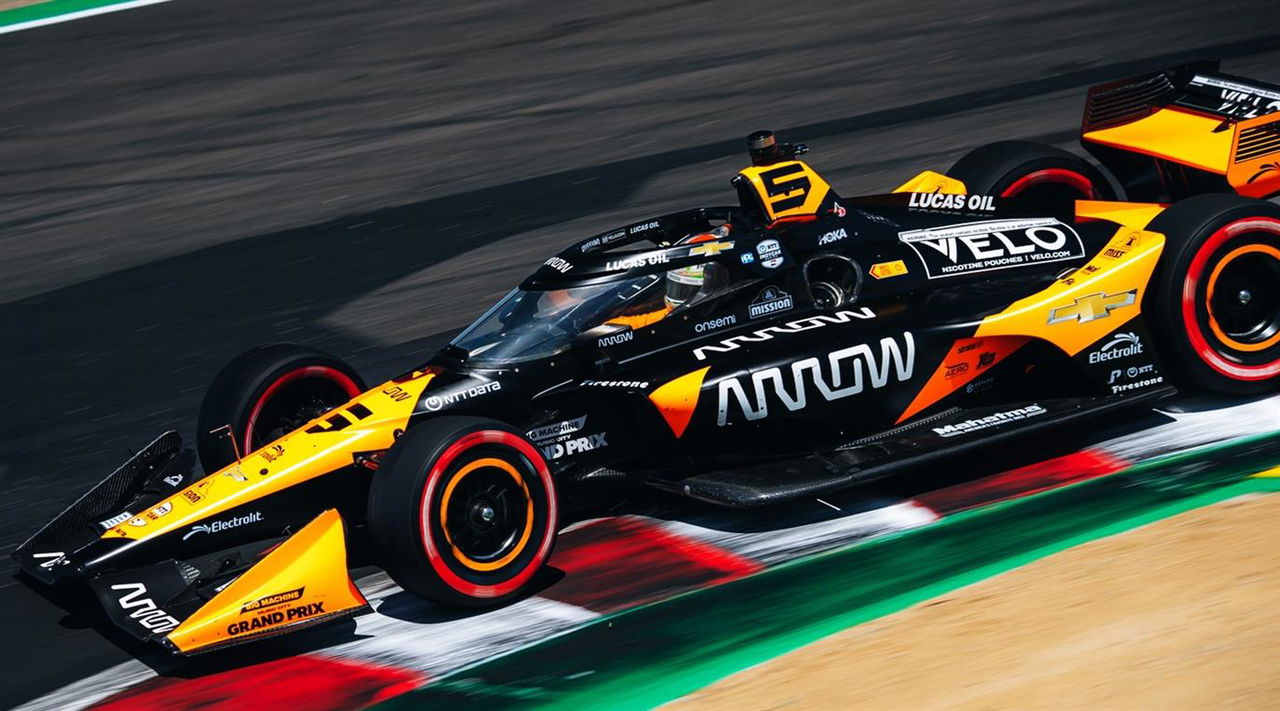 Arrow McLaren IndyCar en acción en circuito.