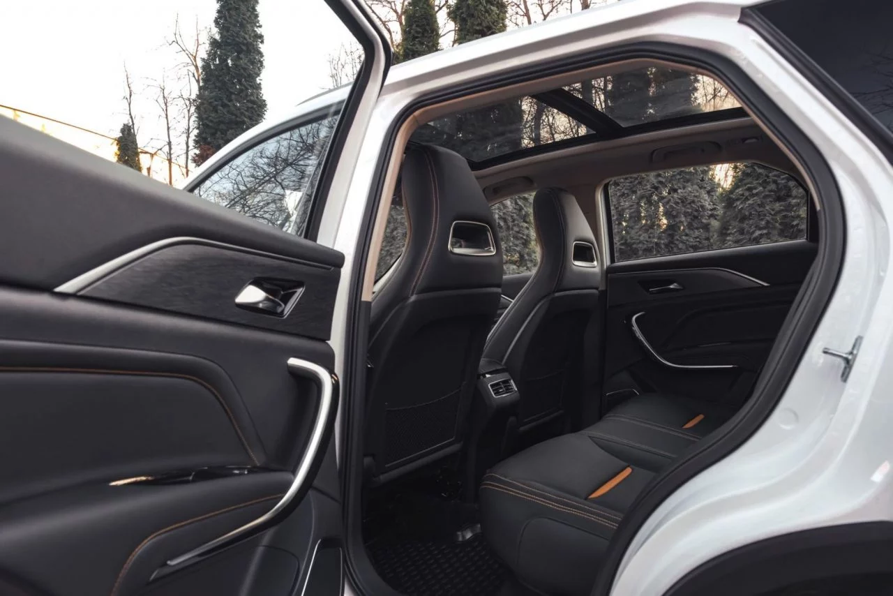 Interior del SUV mostrando la comodidad y diseño de los asientos traseros.