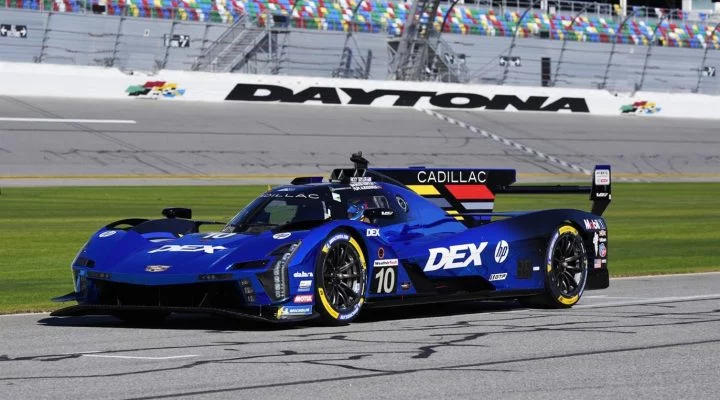 El Cadillac de Wayne Taylor Racing compite en el IMSA GTP, mostrando su diseño aerodinámico.