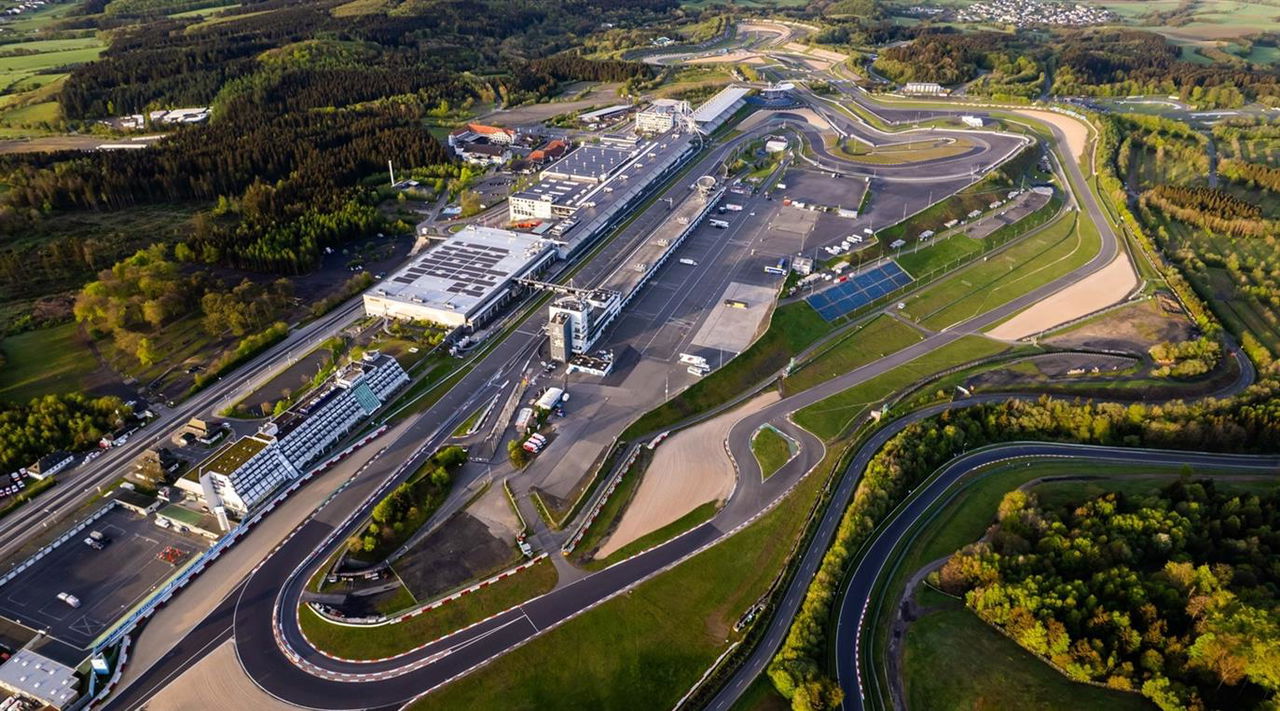 Vista aérea del emblemático circuito de Nürburgring, un icono del automovilismo.