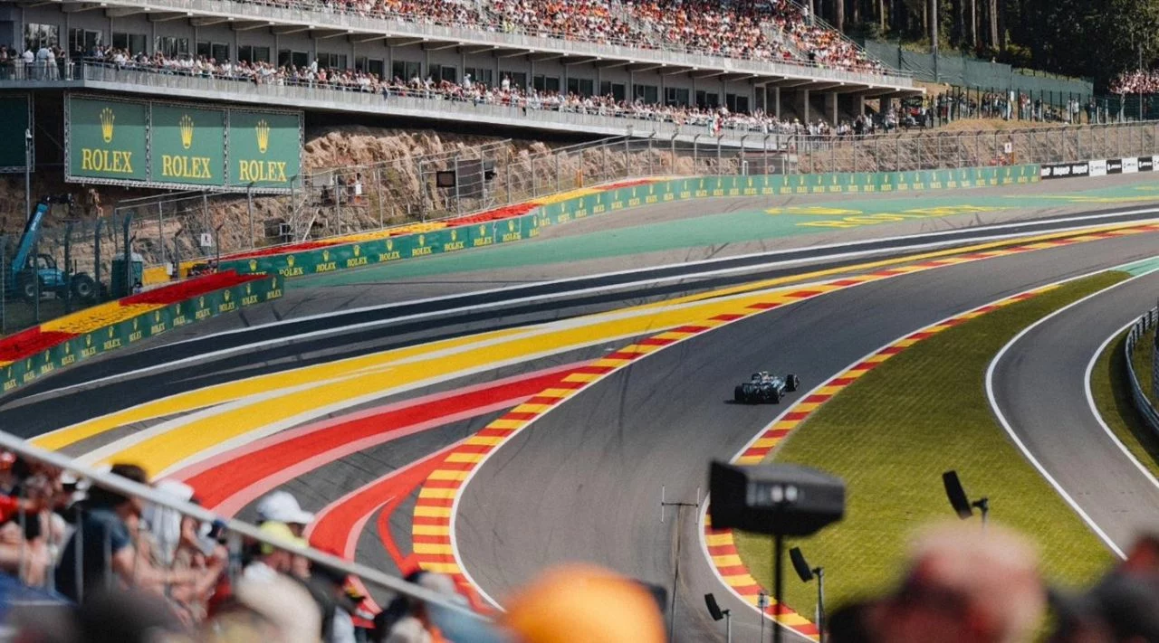 Vista panorámica del circuito de Spa-Francorchamps, ideal para carreras de F1.