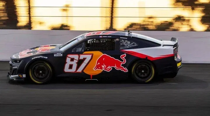 El coche Number 87 de Red Bull en la NASCAR Cup Series, impulsado por Trackhouse Racing.