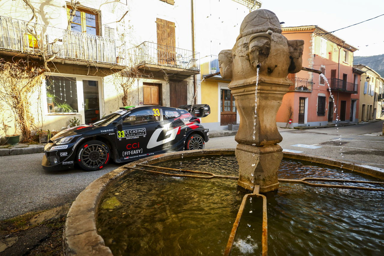 El coche del piloto destaca en un entorno urbano, combinando elegancia y velocidad.