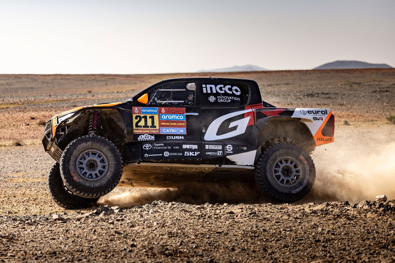 El MINI compite en el Dakar con un diseño agresivo y una suspensión elevada, preparado para el desierto.