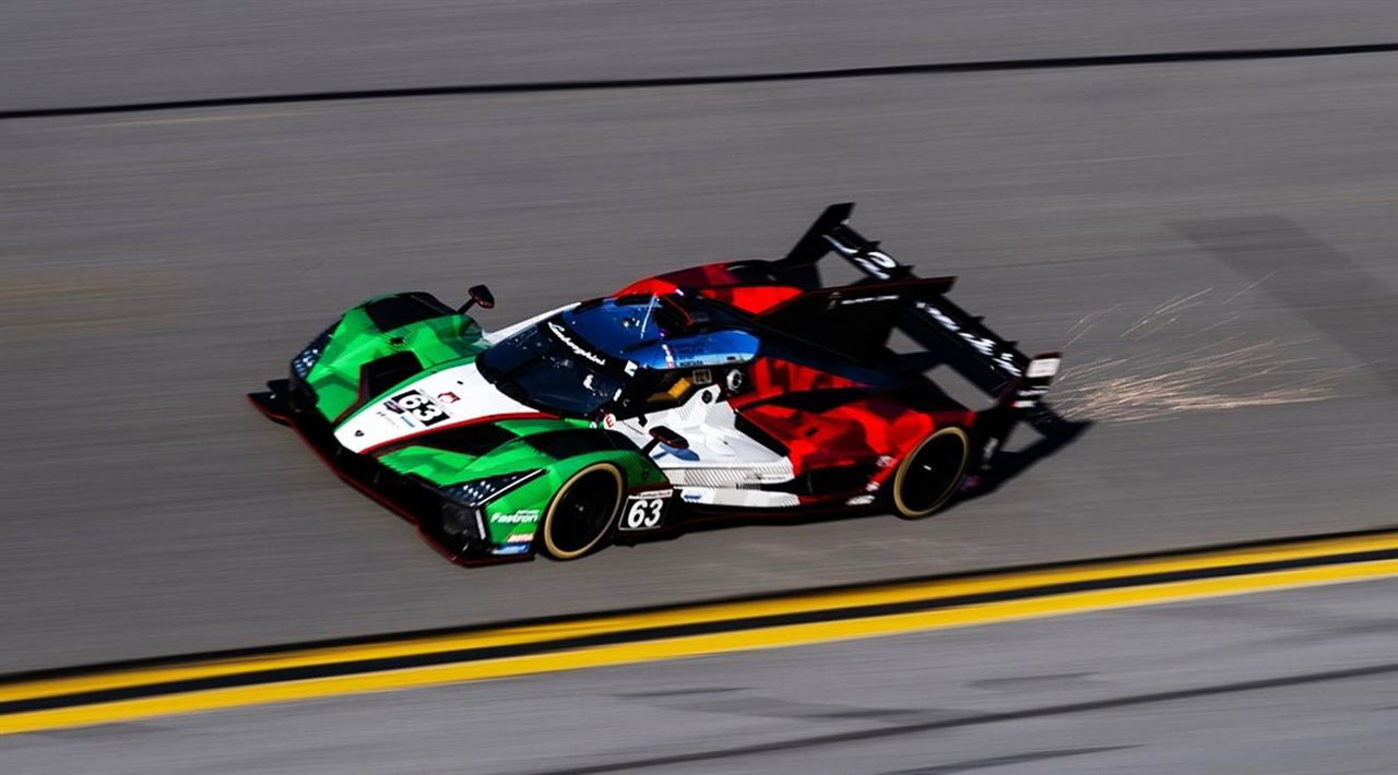 El Lamborghini SC63 compite en Daytona, fusionando potencia y diseño audaz.