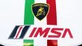 Logo de Lamborghini y IMSA, símbolo de su compromiso en el automovilismo.