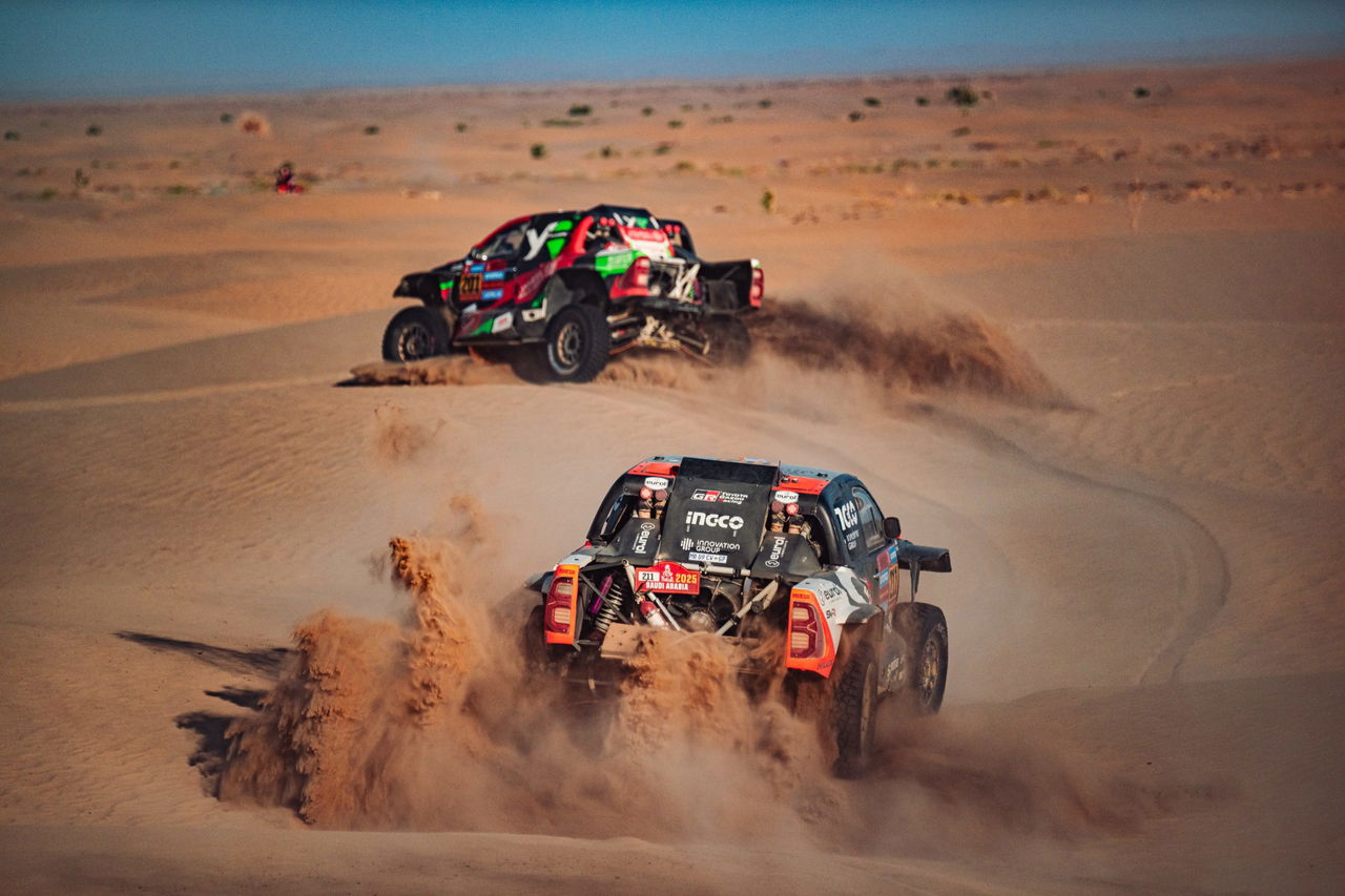 Yazeed Al-Rajhi y Timo Gottschalk compiten en el Rally Dakar, destacando vehículos potentes y técnicos.