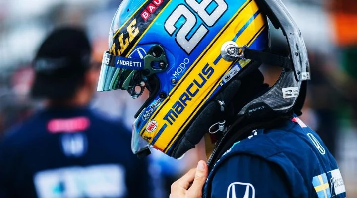 Marcus Ericsson se prepara para la competición, mostrando su distintivo casco y equipo