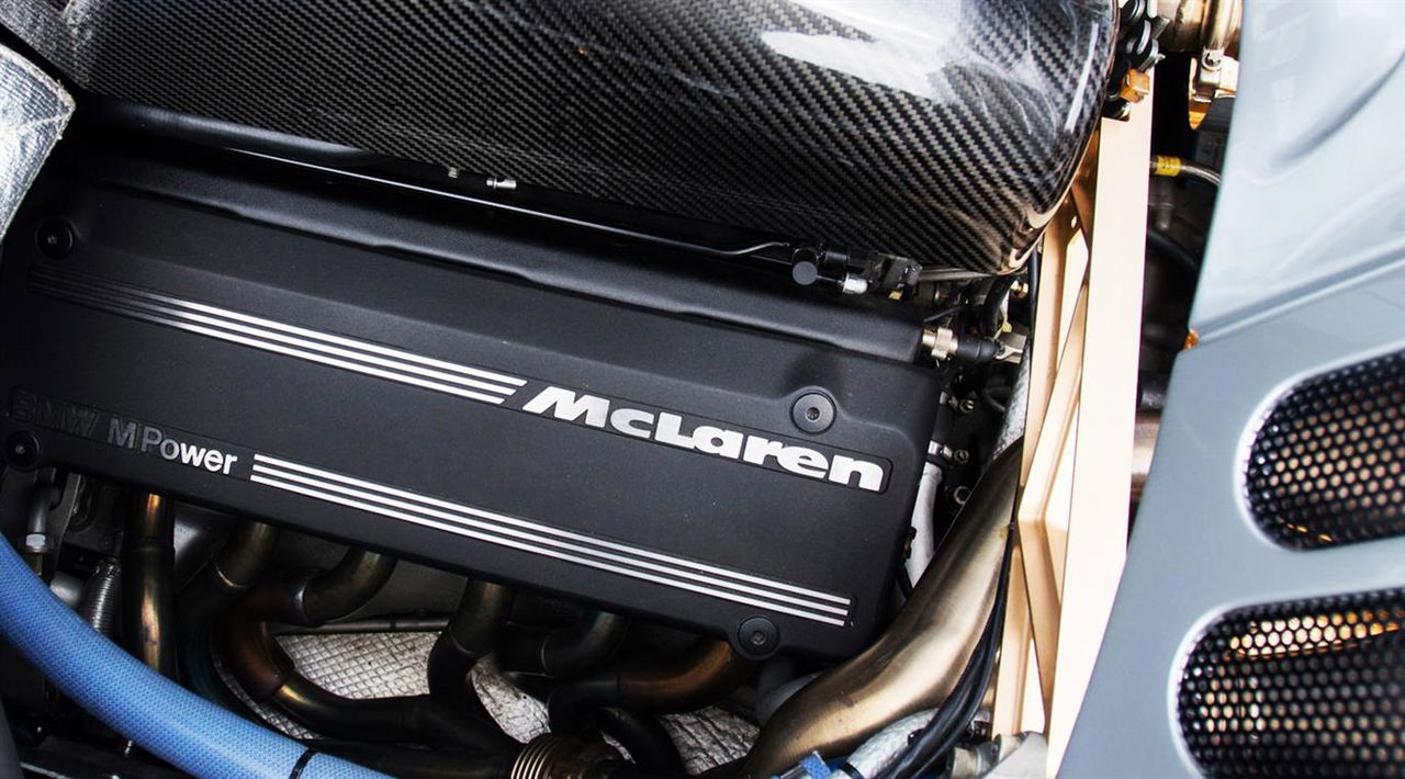 Detalle del motor del McLaren F1 GTS, una obra maestra de la ingeniería.