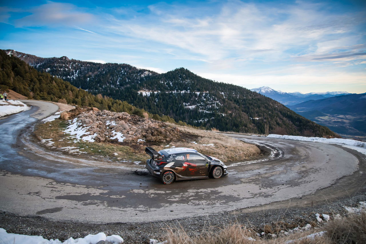 Sébastien Ogier liderando en el Rally de Monte-Carlo mientras se enfrenta a curvas desafiantes.