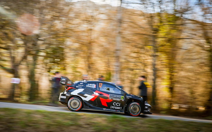 Sébastien Ogier en acción con su coche de rally en Monte-Carlo.