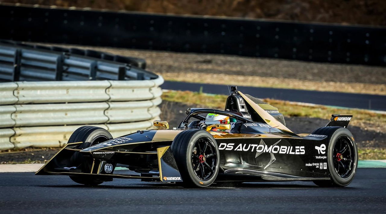 Oliver Turvey al volante del DS Penske en acción en pista