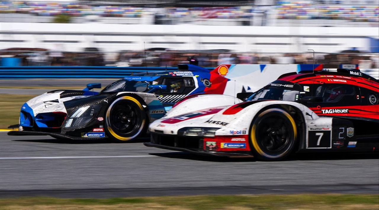 Acción en pista con Porsche y BMW compitiendo en las 24 Horas de Daytona.