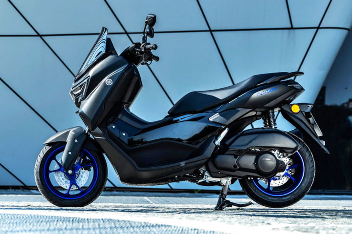 El nuevo Yamaha N-Max 125 2025 destaca por su diseño agresivo y tecnología avanzada.