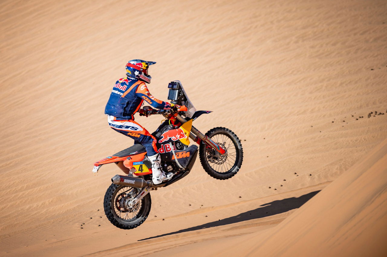 Daniel Sanders desafía las dunas en su KTM, mostrando el dominio de la marca en Dakar 2025.