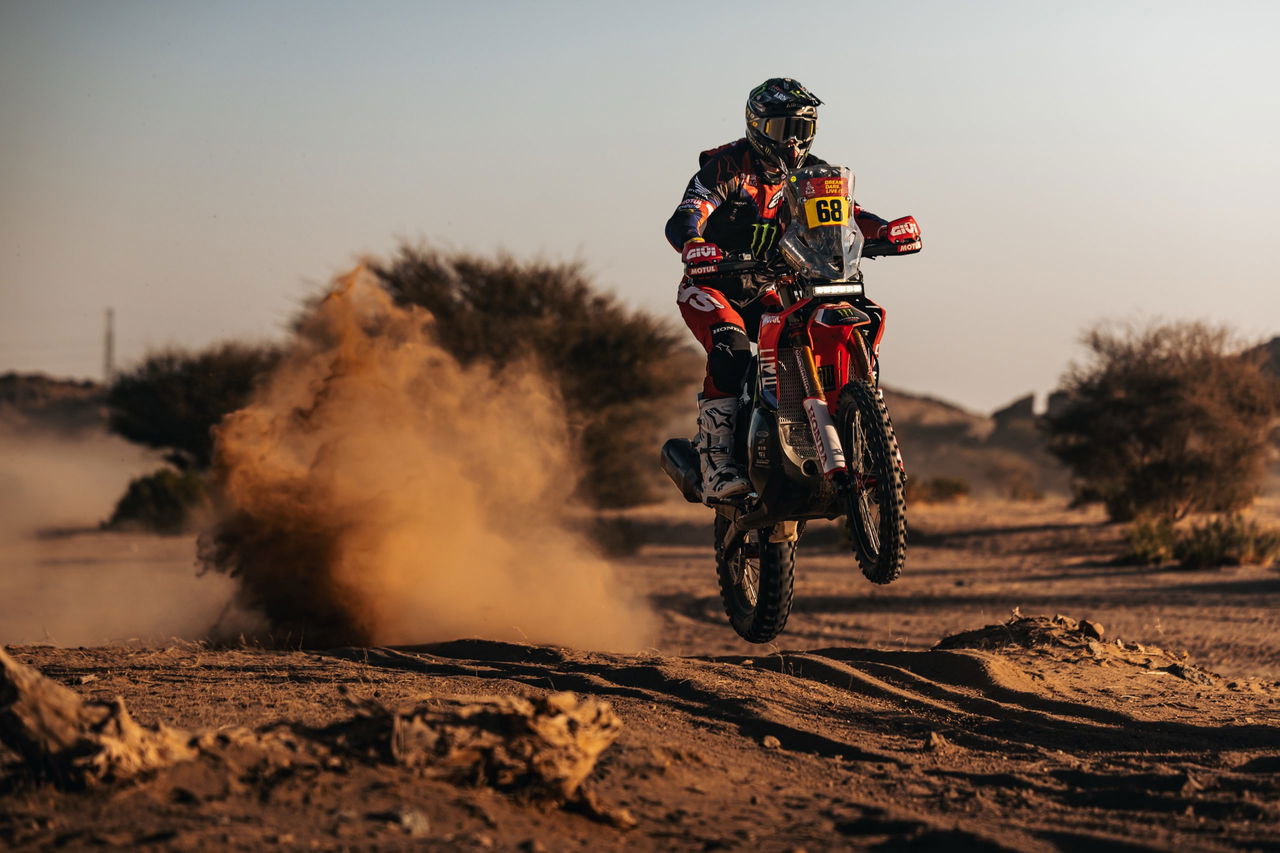 Daniel Sanders, pilotando con audacia su KTM, se enfrenta a la arena del Dakar 2025.