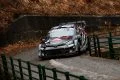 El coche, un Toyota Yaris WRC, enfrenta un tramo complicado en el Rally de Monte-Carlo. 